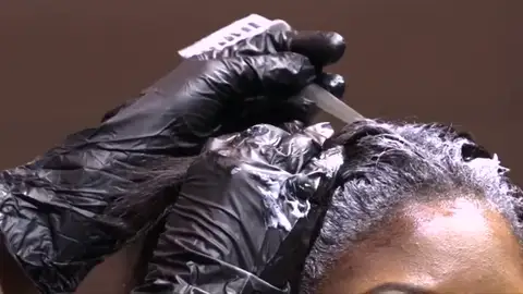 Frame 4.175068 de: El Estado de Illinois prepara a sus estilistas para detectar posibles casos de violencia de género Frame 4.175068 de: El Estado de Illinois prepara a sus estilistas para detectar posibles casos de violencia de género