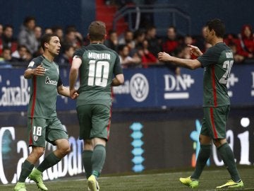 Aduriz celebra su gol contra el Eibar junto a sus compañeros del Athletic