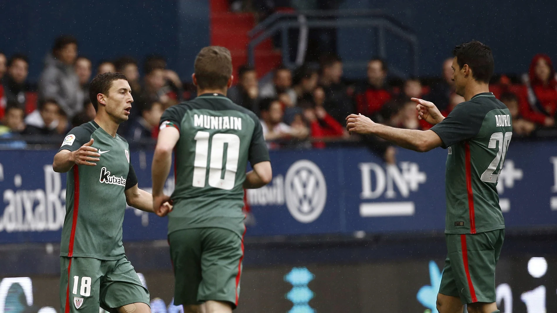 Aduriz celebra su gol contra el Eibar junto a sus compañeros del Athletic Aduriz celebra su gol contra el Eibar junto a sus compañeros del Athletic