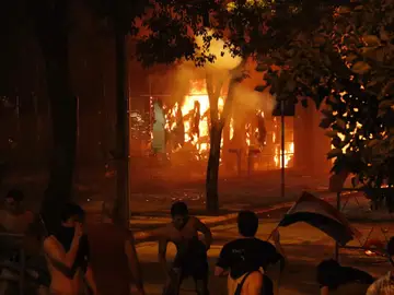 Manifestantes encienden una barricada frente al Congreso Nacional de Paraguay Manifestantes encienden una barricada frente al Congreso Nacional de Paraguay