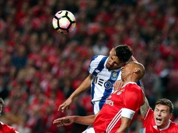 Luisao y Soares disputan el balón por alto en el Benfica - Oporto