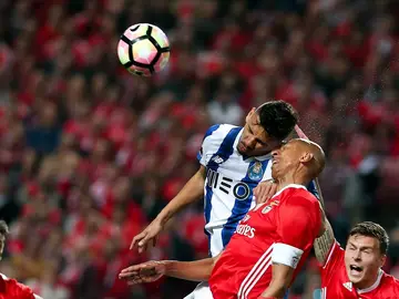 Luisao y Soares disputan el balón por alto en el Benfica - Oporto Luisao y Soares disputan el balón por alto en el Benfica - Oporto