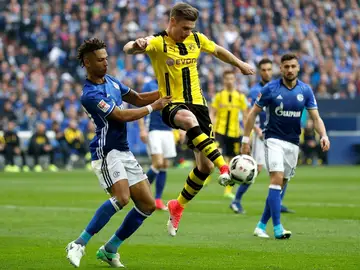 Thilo Kehrer peleando un balón con Lukasz Piszczek Thilo Kehrer peleando un balón con Lukasz Piszczek