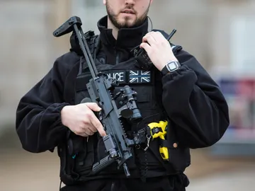 Una mujer sospecha que un hombre cosumiendo demasiado fertilizante pueda emplearlo para la elaboración de explosivos Una mujer sospecha que un hombre cosumiendo demasiado fertilizante pueda emplearlo para la elaboración de explosivos