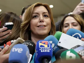 La aspirante a liderar el PSOE Susana Díaz atiende a los medios La aspirante a liderar el PSOE Susana Díaz atiende a los medios