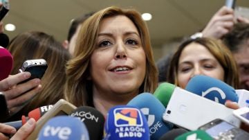 La aspirante a liderar el PSOE Susana Díaz atiende a los medios