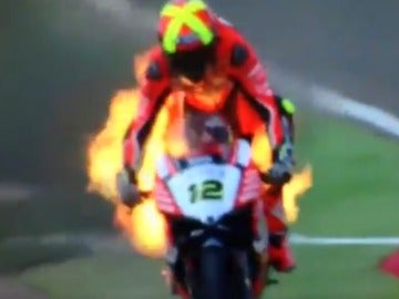 La moto de Xavi Forés, en llamas