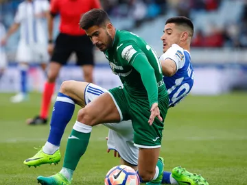 Yuri Berchiche y Samuel García disputan el balón durante el Real Sociedad - Eibar Yuri Berchiche y Samuel García disputan el balón durante el Real Sociedad - Eibar