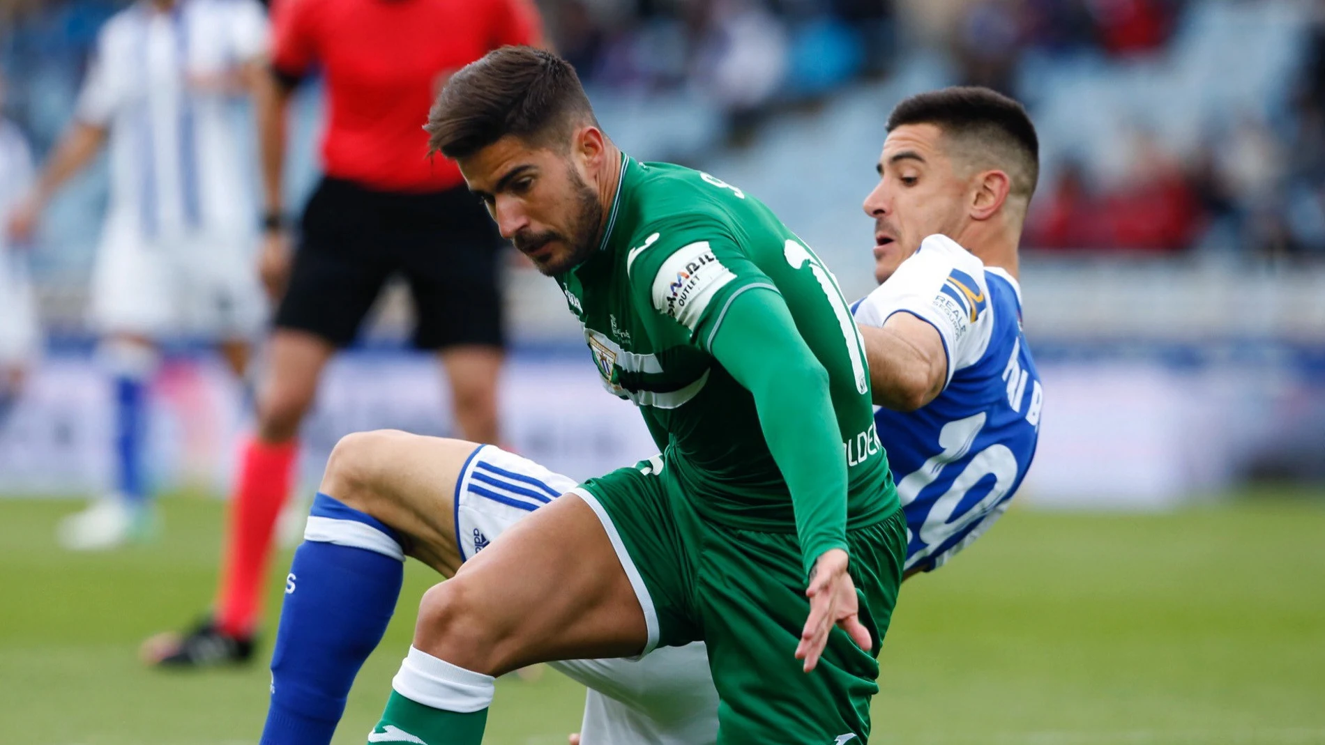 Yuri Berchiche y Samuel García disputan el balón durante el Real Sociedad - Eibar Yuri Berchiche y Samuel García disputan el balón durante el Real Sociedad - Eibar