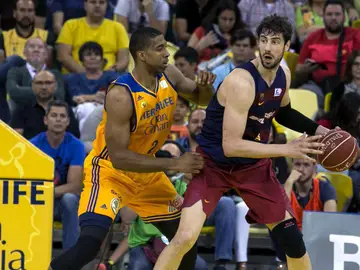 Tomic defendiendo un balón frente a Hendrix Tomic defendiendo un balón frente a Hendrix