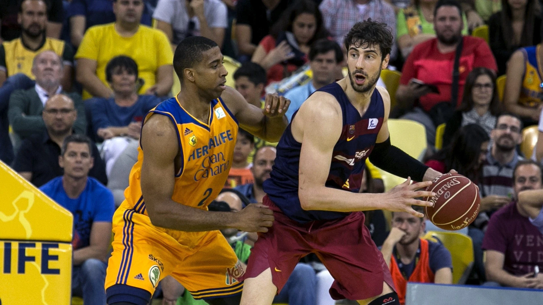 Tomic defendiendo un balón frente a Hendrix Tomic defendiendo un balón frente a Hendrix