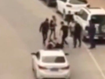 Un grupo de hombres agrede a una mujer en China Un grupo de hombres agrede a una mujer en China
