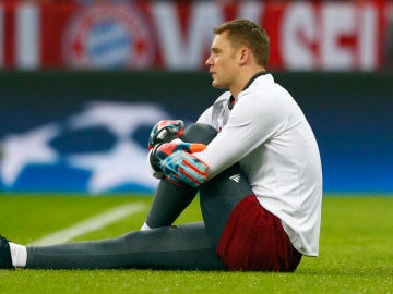 Neuer estira antes de un partido de Champions con el Bayern