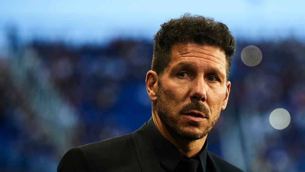 Simeone, en la banda de La Rosaleda antes del partido contra el Málaga