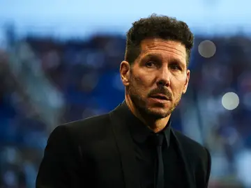 Simeone, en la banda de La Rosaleda antes del partido contra el Málaga Simeone, en la banda de La Rosaleda antes del partido contra el Málaga