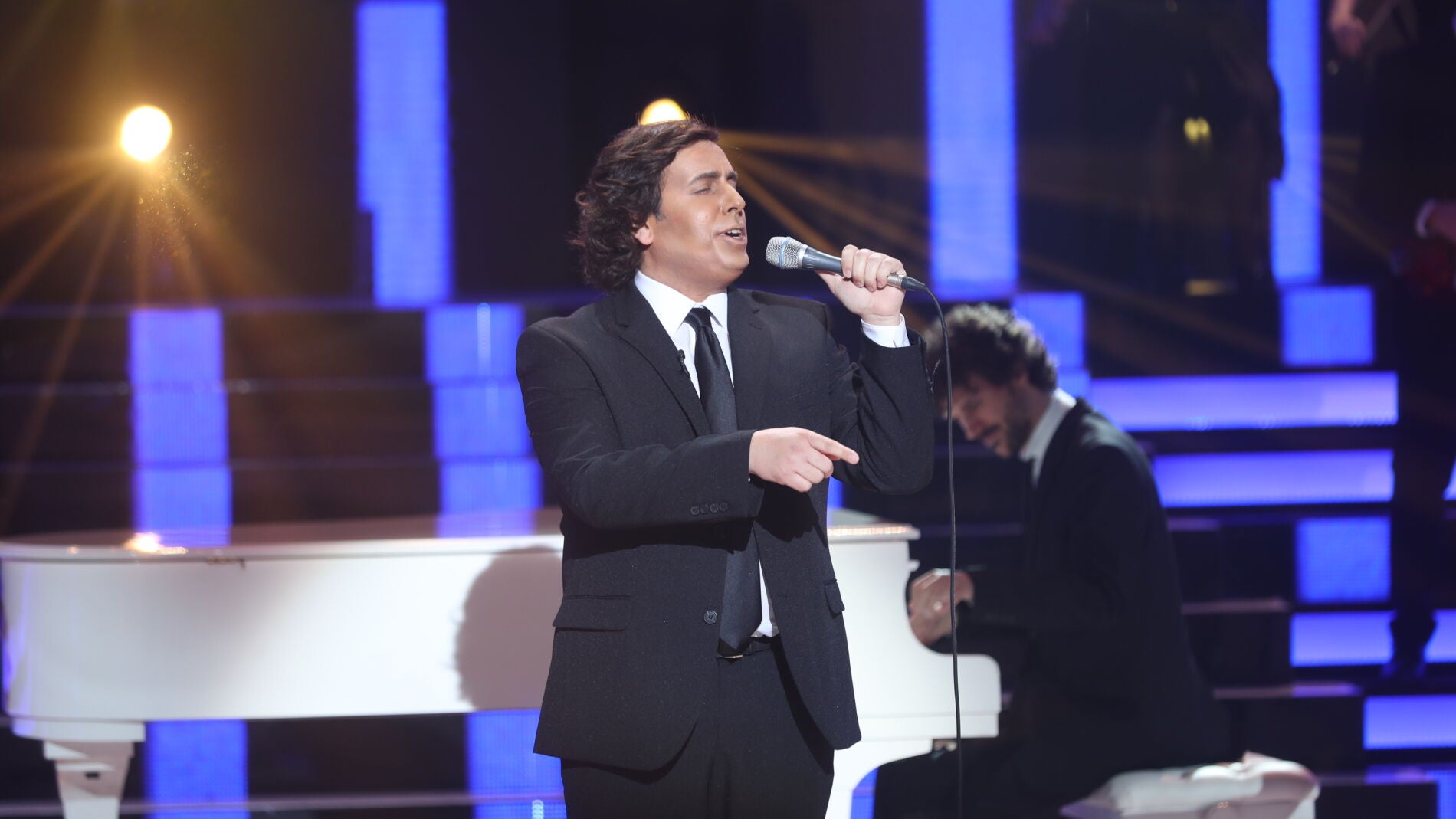 Gabriel Guti&eacute;rrez, se convierte en un truh&aacute;n se&ntilde;or para cantar por Julio Iglesias