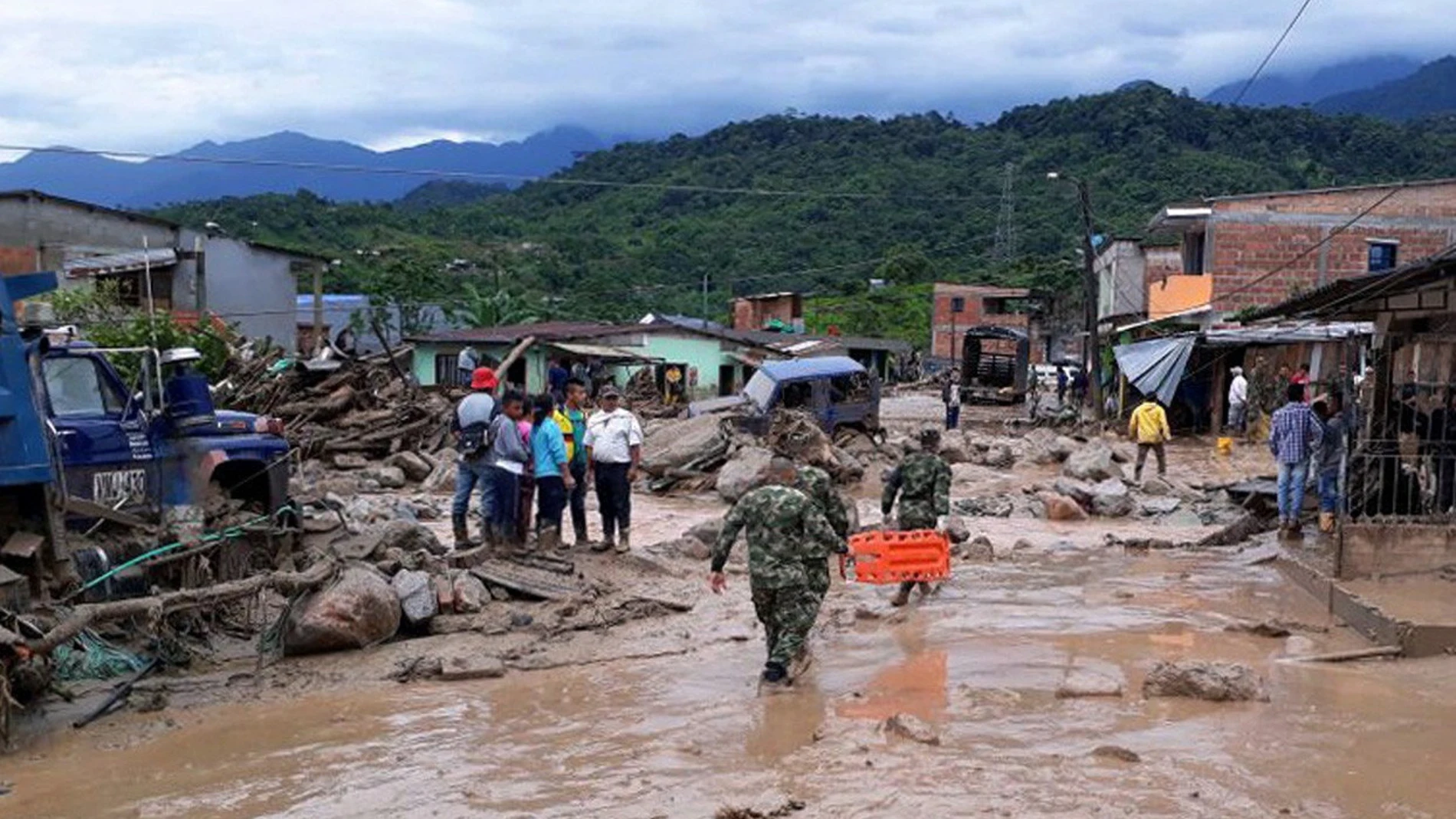 Fotografía cedida por el Ejército de Colombia de sus integrantes ayudando a pobladores por los estragos ocasionados por una avalancha Fotografía cedida por el Ejército de Colombia de sus integrantes ayudando a pobladores por los estragos ocasionados por una avalancha