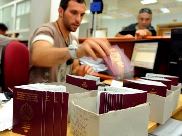 Un ciudadano europeo recibe su pasaporte europeo