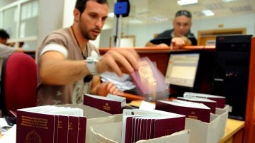 Un ciudadano europeo recibe su pasaporte europeo