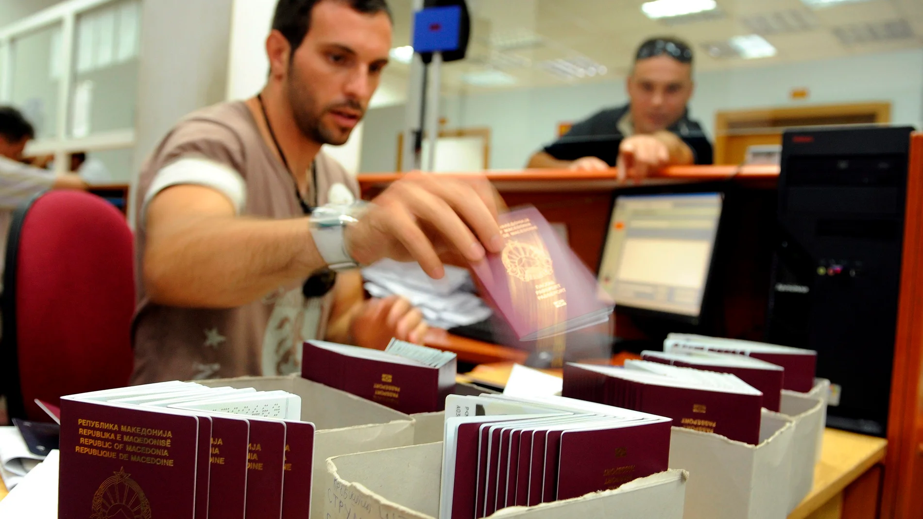 Un ciudadano europeo recibe su pasaporte europeo Un ciudadano europeo recibe su pasaporte europeo