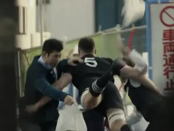 Un miembro de los All Blacks, placando a dos japoneses Un miembro de los All Blacks, placando a dos japoneses