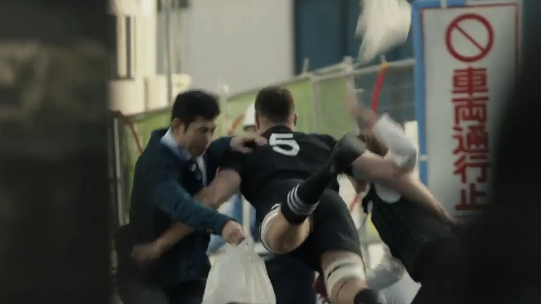 Un miembro de los All Blacks, placando a dos japoneses Un miembro de los All Blacks, placando a dos japoneses