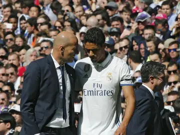 Varane hablando con Zidane tras ser cambiado por Carvajal Varane hablando con Zidane tras ser cambiado por Carvajal