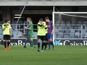 Los jugadores del Eldense tras recibir la humillante derrota ante el Barcelona B. Los jugadores del Eldense tras recibir la humillante derrota ante el Barcelona B.