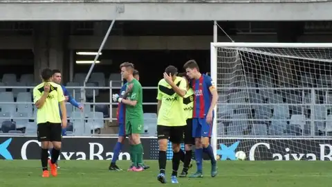 Los jugadores del Eldense tras recibir la humillante derrota ante el Barcelona B. Los jugadores del Eldense tras recibir la humillante derrota ante el Barcelona B.