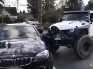 Un Jeep golpea a un BMW mal aparcado hasta dejarlo en su sitio Un Jeep golpea a un BMW mal aparcado hasta dejarlo en su sitio