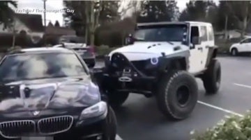 Un Jeep golpea a un BMW mal aparcado hasta dejarlo en su sitio