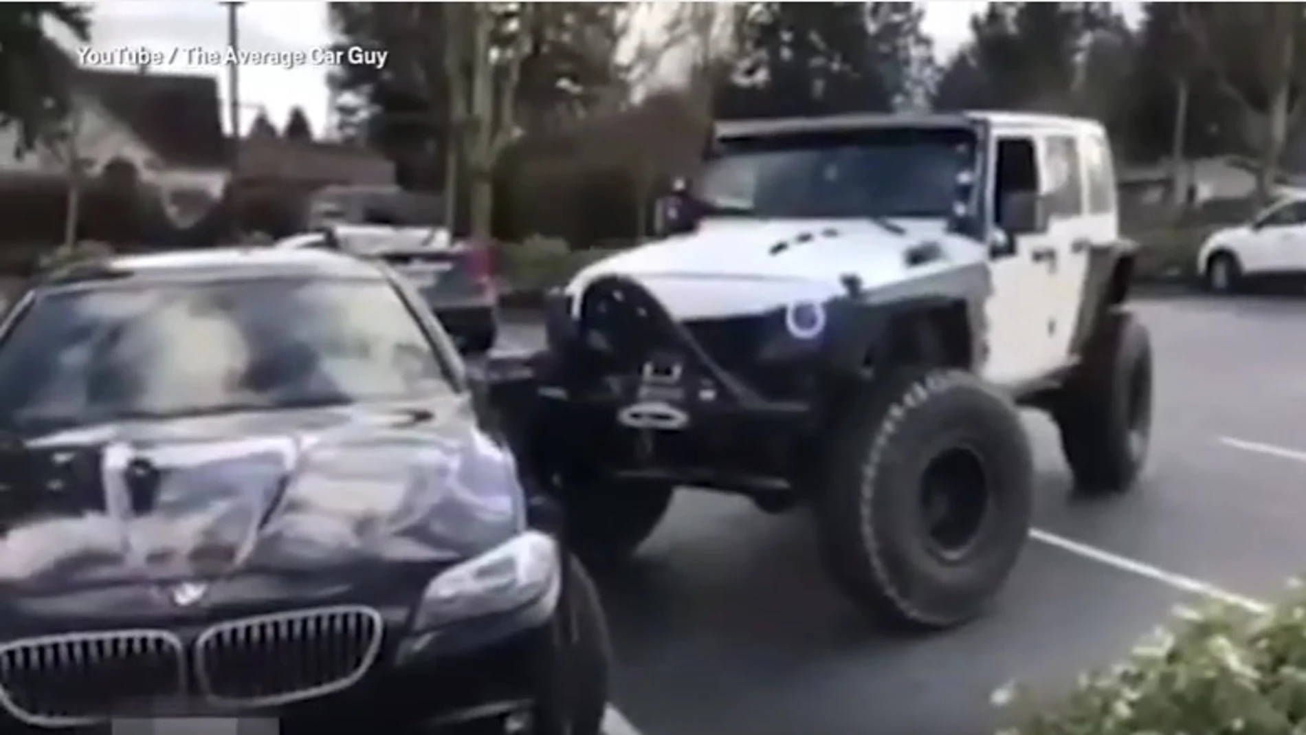 Un Jeep golpea a un BMW mal aparcado hasta dejarlo en su sitio Un Jeep golpea a un BMW mal aparcado hasta dejarlo en su sitio