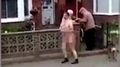 Ayuda a una pareja de ancianos a subir la silla de ruedas hasta su casa y la policía británica lo detiene, ¿sabes por qué?