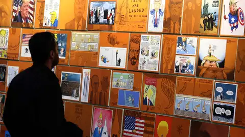 Un visitante observa varios "retratos" de Donald Trump en el Salón del Cómic de Barcelona Un visitante observa varios "retratos" de Donald Trump en el Salón del Cómic de Barcelona