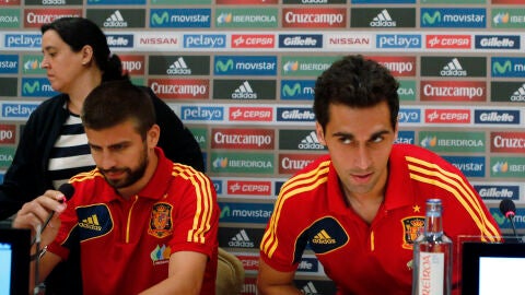 Piqu&eacute; y Arbeloa, juntos en una rueda de prensa