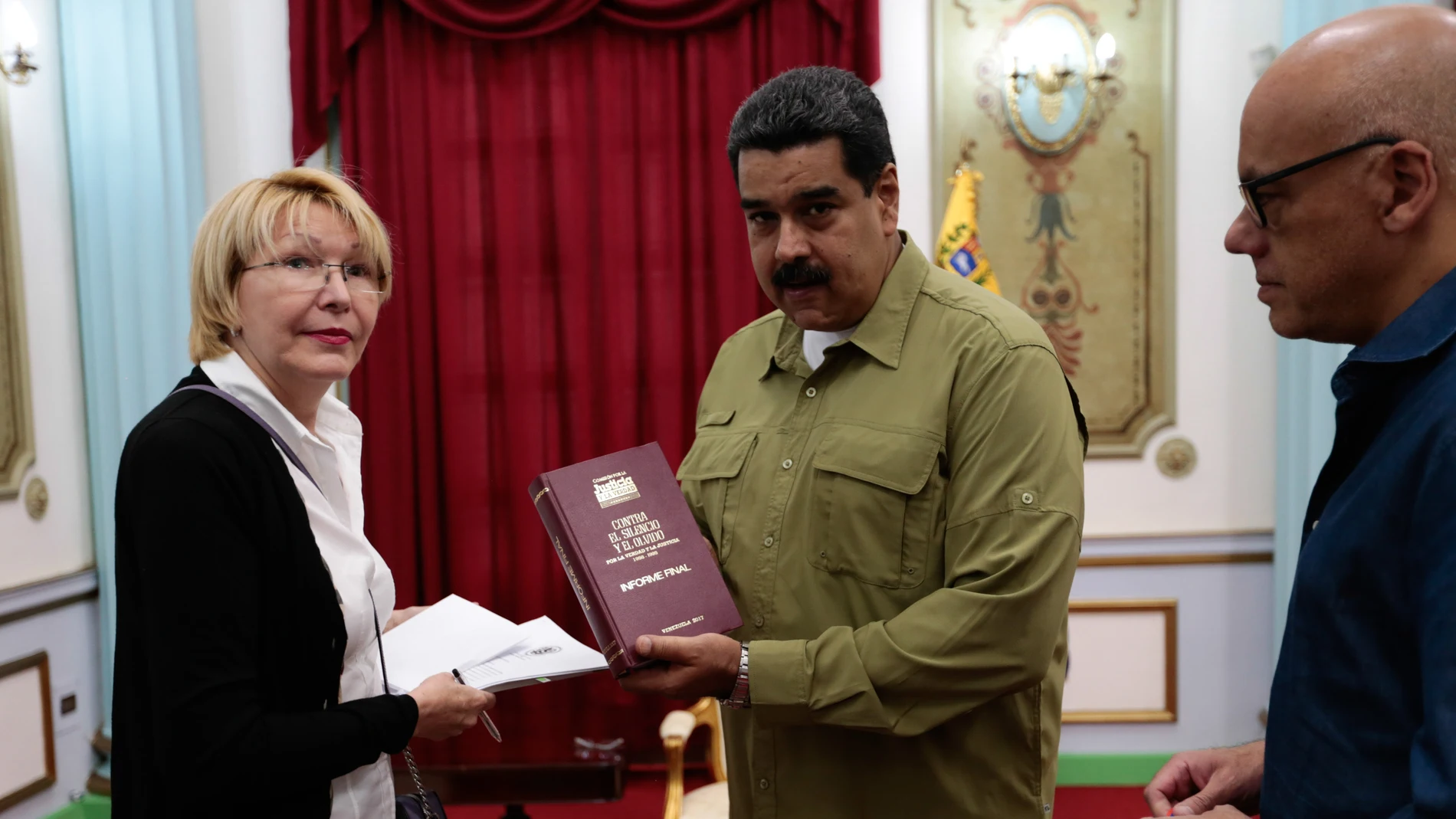 El presidente de Venezuela, Nicolás Maduro, durante un encuenttro con la Fiscal General, Luisa Ortega Díaz El presidente de Venezuela, Nicolás Maduro, durante un encuenttro con la Fiscal General, Luisa Ortega Díaz