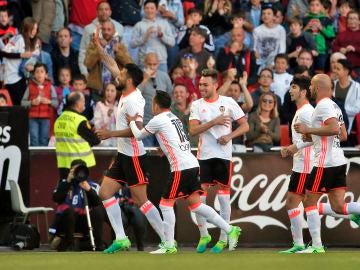 Garay celebra su gol contra el Deportivo con sus compañeros y con la afición del Valencia