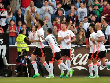 Garay celebra su gol contra el Deportivo con sus compañeros y con la afición del Valencia Garay celebra su gol contra el Deportivo con sus compañeros y con la afición del Valencia