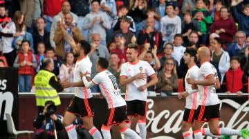 Garay celebra su gol contra el Deportivo con sus compañeros y con la afición del Valencia
