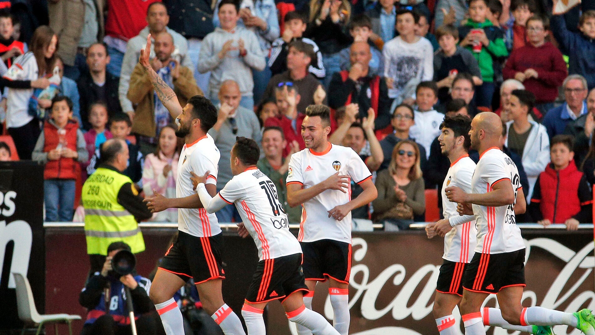 Garay celebra su gol contra el Deportivo con sus compa&ntilde;eros y con la afici&oacute;n del Valencia