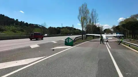 Aterrrizan de emergencia una avioneta en la AP-7 Aterrrizan de emergencia una avioneta en la AP-7