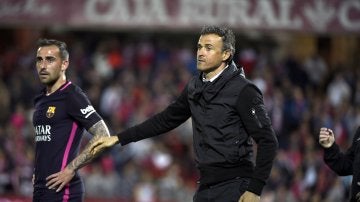 Luis Enrique, junto a Paco Alcácer en la banda de Los Cármenes