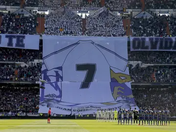 El tifo del fondo sur en homenaje a "Juanito" El tifo del fondo sur en homenaje a "Juanito"