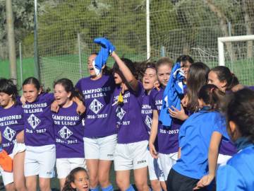 Las chicas del AEM de Lleida, celebrando su gesta