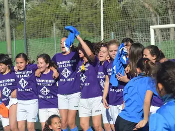 Las chicas del AEM de Lleida, celebrando su gesta Las chicas del AEM de Lleida, celebrando su gesta