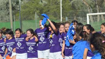 Las chicas del AEM de Lleida, celebrando su gesta