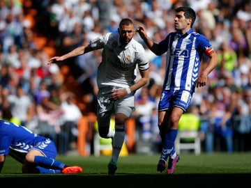 Benzema celebra su gol contra el Alavés