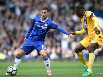 Hazard defendiendo un balón frente a Zaha Hazard defendiendo un balón frente a Zaha