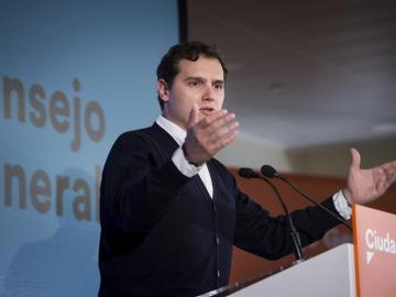 Rivera dice a Rajoy que su apoyo a los Presupuestos no es un cheque en blanco