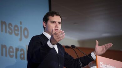 Rivera dice a Rajoy que su apoyo a los Presupuestos no es un 